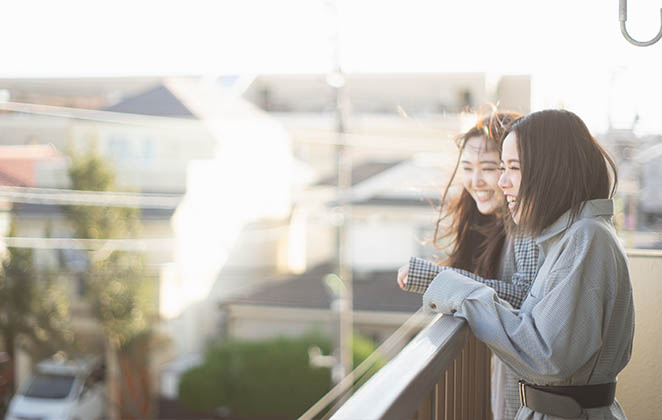 ベランダで交流する居住者