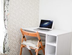 個室の机とパソコン