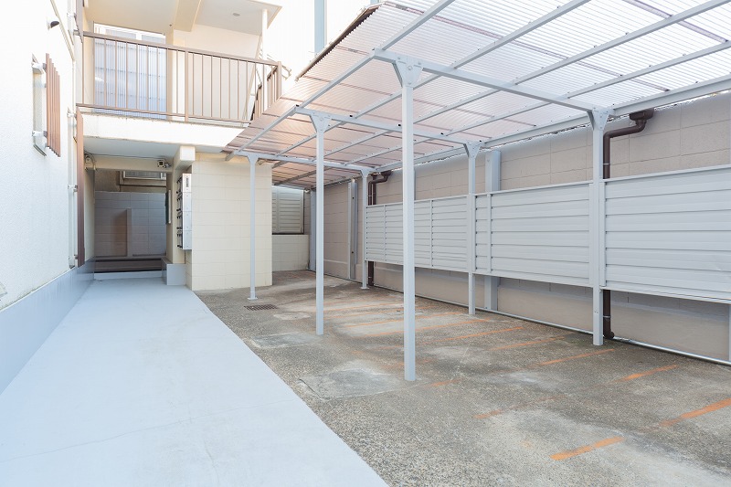 広々とした駐輪場と宅配ボックス