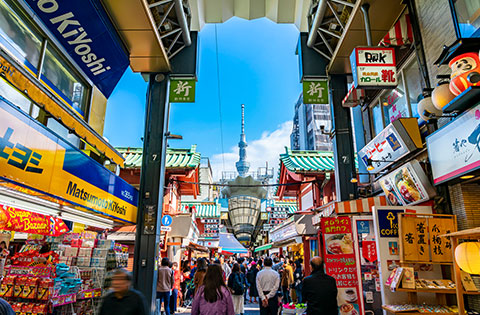 The largest shopping street in Asakusa